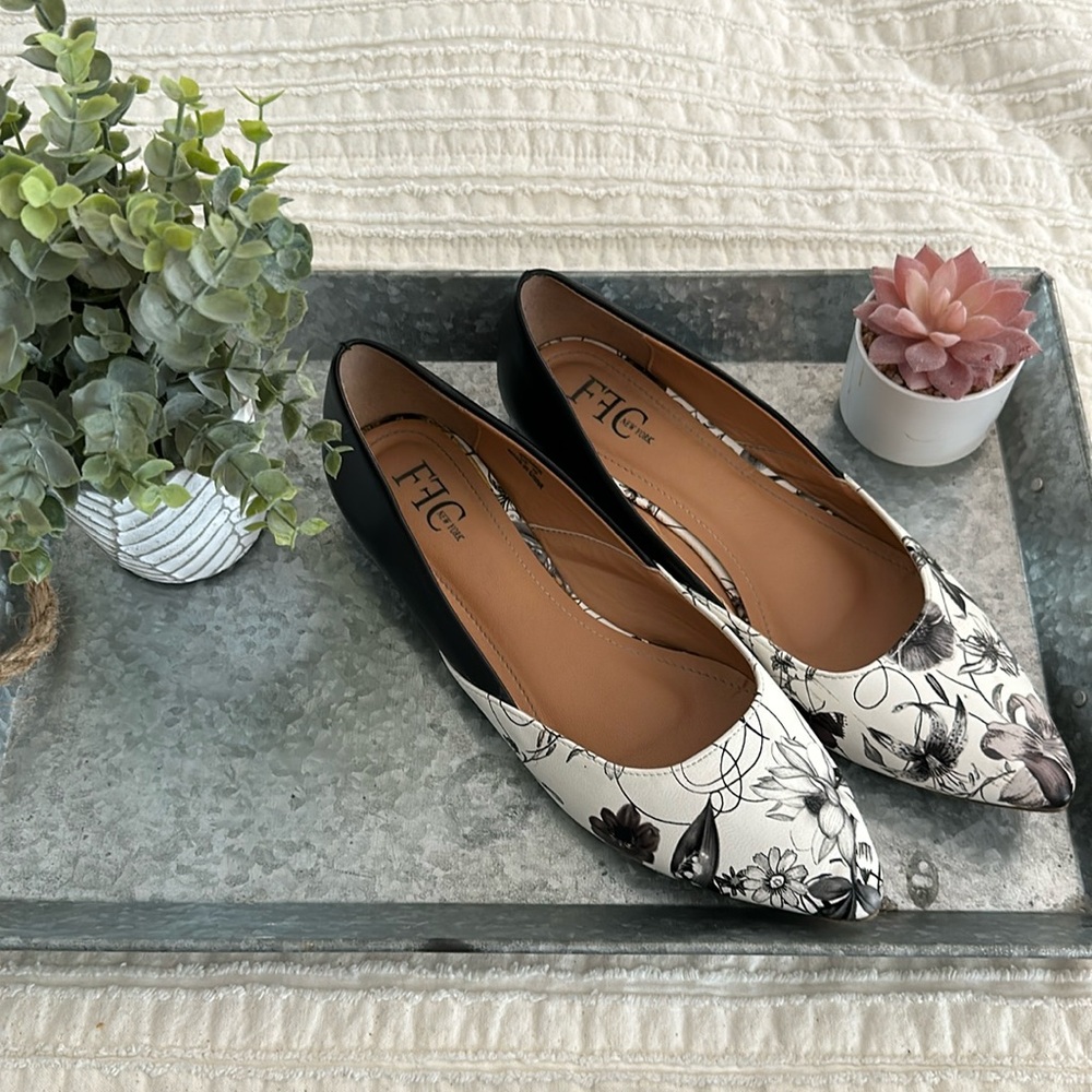 FFC NY Black and White Floral Women's Flats - fits as a size 9 (shoe says 10)